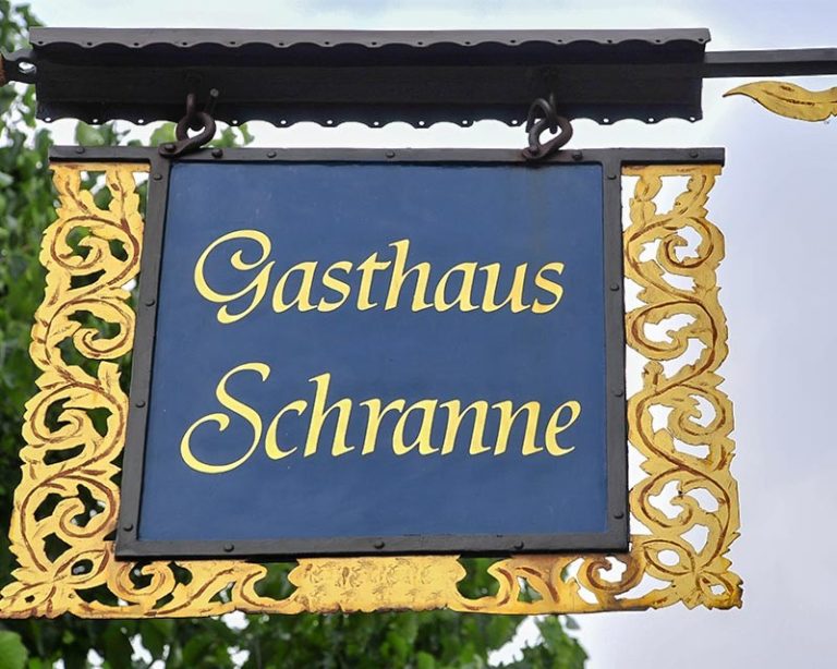 Historisches schmiedeeisernes Schild vom AKZENT Hotel Schranne
